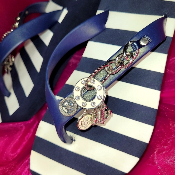 GUESS 6 1/2 STRIPED NEW NAVY WHITE SILVER CHARMS FLIP FLOPS SHOES - Picture 5 of 12